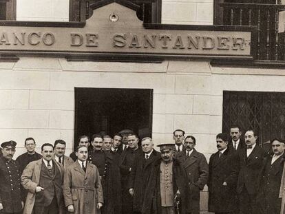 Un grupo de trabajadores frente a una sucursal del Banco Santander, en 1923.