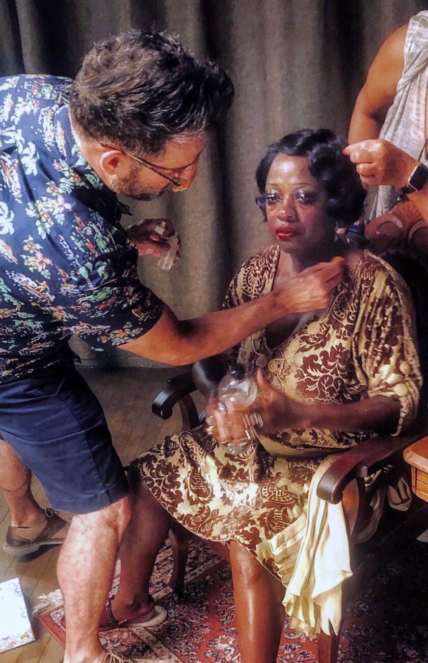 Sergio López-Rivera maquillando a la actriz Viola Davis para 'La madre del blues' (2020), en una imagen cedida por el maquillador.