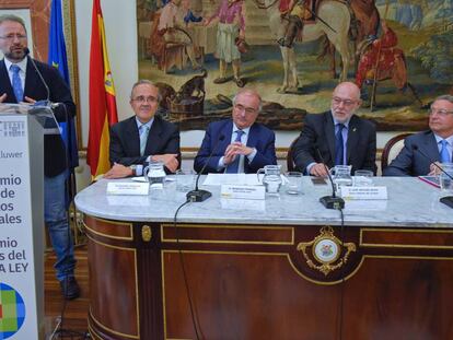 El premiado, Cristóbal Molina, en el atril. En la mesa, de izquierda a derecha, Vicente Sánchez (CEO de Wolters Kluwer), Benigno Pendás (director del CEPC), José Manuel Maza (Fiscal General del Estado) y Luis Jorquera (notario y presdiente del jurado).