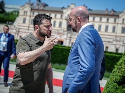 El presidente de Ucrania, Volodímir Zelenski (i), y el presidente del Consejo Europeo, Charles Michel, el pasado junio en Moldavia.