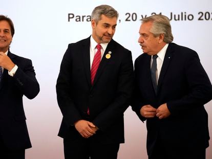 Desde la izquierda, los presidentes de Uruguay, Luis Lacalle Pou; Paraguay, Mario Abdo Benitez; y Argentina, Alberto Fernández, en una reunión de Mercosur en Luque (Paraguay), el pasado 21 de julio.