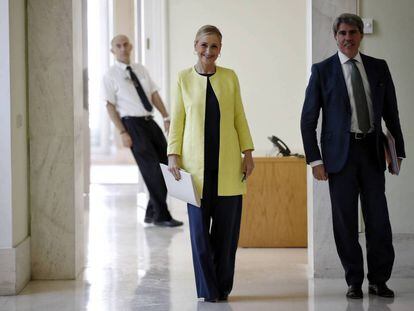 La presidenta regional, Cristina Cifuentes, junto al consejero de Presidencia, &Aacute;ngel Garrido.