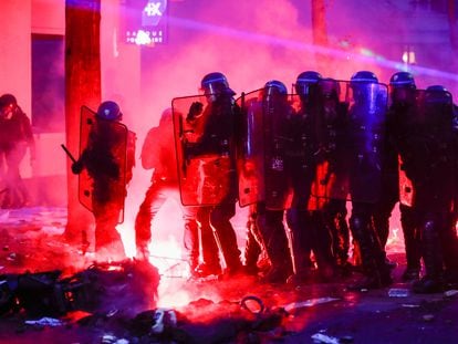 Policías franceses durante una manifestación contra la ley de seguridad el 5 de diciembre en París.