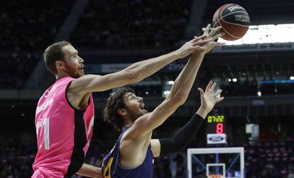 Alec Brown y Ante Tomic pugnan por un bal&oacute;n