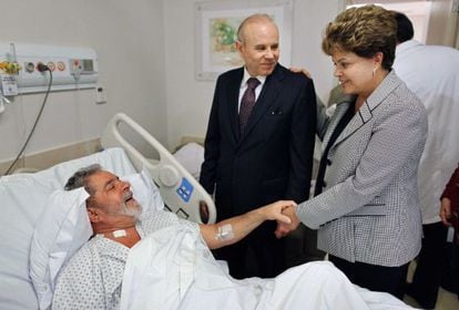 La presidenta de Brasil, Dilma Rousseff, y el ministro de Finanzas visita en un hospital de Sao Paulo a su antecesor, Lula da Silva, que padece un c&aacute;ncer de laringe.