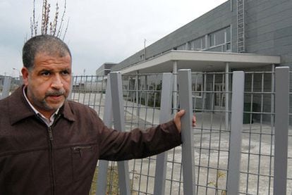 El padre de la niña sancionada por vestir <i>hiyab,</i> frente al colegio del que pretenden expulsarla.