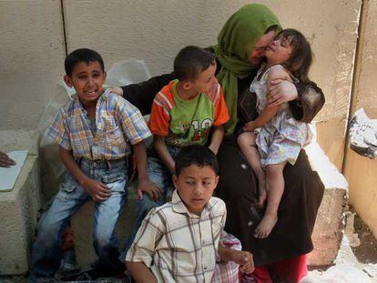 Una mujer palestina llora mientras espera con su familia a entrar a Israel desde Gaza ayer en el paso de Erez.