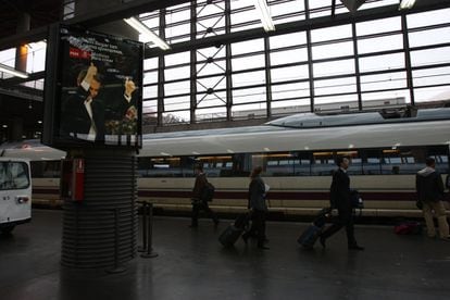 Pasajeros bajan del AVE en la estación de Atocha (Madrid) tras el viaje inaugural de alta velocidad entre Barcelona y Madrid.