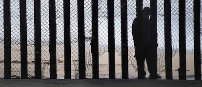 Un tramo de la divisoria ya existente entre México y California.