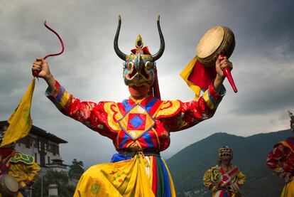 Bailarines con traje tradicional en el monasterio de Dechen Phodrang, en Bután.