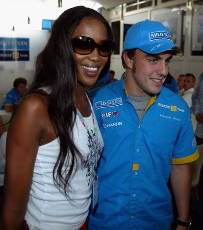 La modelo Naomi Campbell posa con Fernando Alonso en Mónaco en 2003.