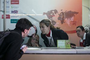 Una persona demana informació a la finestreta de Swiss Air a l'aeroport de Barcelona, que canalitza les consultes sobre l'accident.