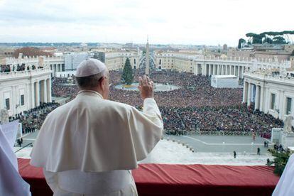 El Papa Francisco desde el balcón de la Basílica de San Pedro.
