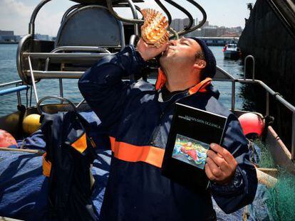 Xos&eacute; Iglesias, en su barco con su primer poemario.