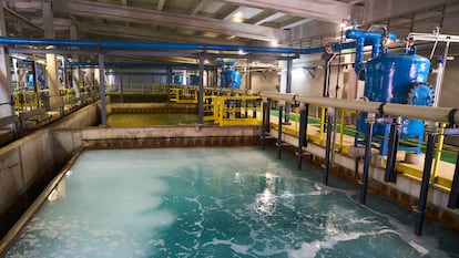GRAFCAT8932. BARCELONA, 13/04/2023.- Vista de una piscina de tratamiento de la desalinizadora del Prat de Llobregat (Barcelona), durante una visita de EFE este jueves a esta infraestructura que funciona al máximo de su capacidad desde el pasado verano, suministrando 2.000 litros de agua potable por segundo, y seguirá a este ritmo mientras se mantenga la actual situación de sequía que se vive en Cataluña. Alejandro García (EFE)