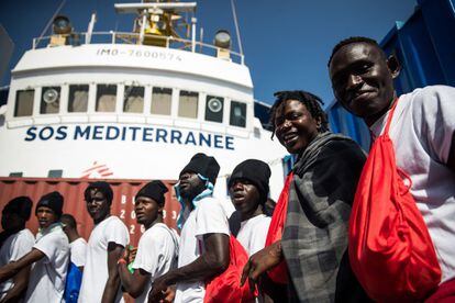 Varios de los migrantes rescatados hacen cola a bordo del 'Aquarius' de SOS Mediterranée, fletado por Médicos Sin Fronteras, el 11 de junio de 2018.