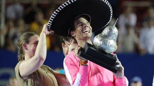 Nadal, con un gorro de mariachi, celebra su triunfo en Acapulco.