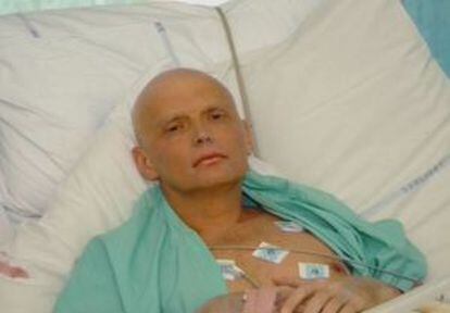 El espía ruso Alexander Litvinenko yace en una cama de un hospital de Londres tras haber sido envenenado con polonio.