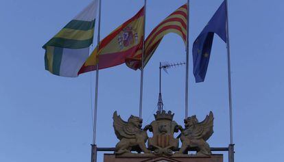 Les banderes a l&#039;Ajuntament de Sabadell, aquest dimecres.