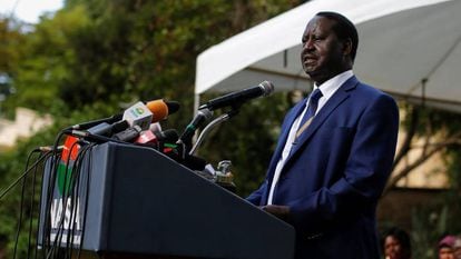 El l&iacute;der de la principal coalici&oacute;n opositora, Raila Odinga, ofrece una rueda de prensa tras una reuni&oacute;n con los miembros de coalici&oacute;n, en Nairobi (Kenia), este martes. 