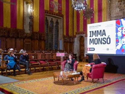 La escritora Imma Monso durante el pregón de la fiesta de Sant Jordi en el Salón de Ciento en el Ayuntamiento de Barcelona.