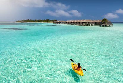 Una turista avanza en kayak por las aguas de Himandhoo, una de las islas habitadas del atolón Alif Alif, en las Maldivas.