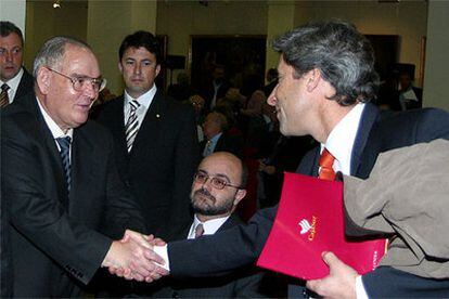 Castillejo saluda a Pulido durante la asamblea de Cajasur celebrada ayer.