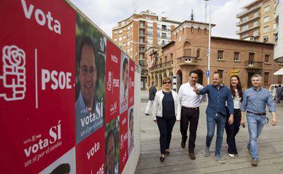 El secretario de Organización del PSOE, y candidato al Congreso por La Rioja César Luena (c), ha iniciado la campaña electoral en Calahorra (La Rioja).