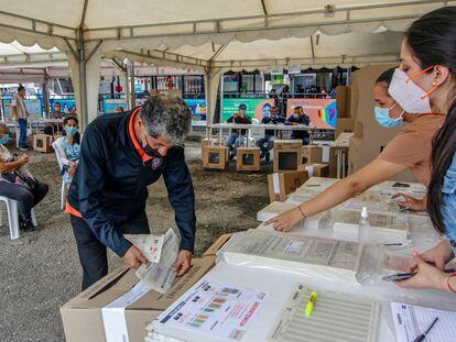 Un hombre vota en un centro electoral instalado en la ciudad fronteriza de Cúcuta, en Colombia, para los colombianos que viven en Venezuela, este 7 de marzo.