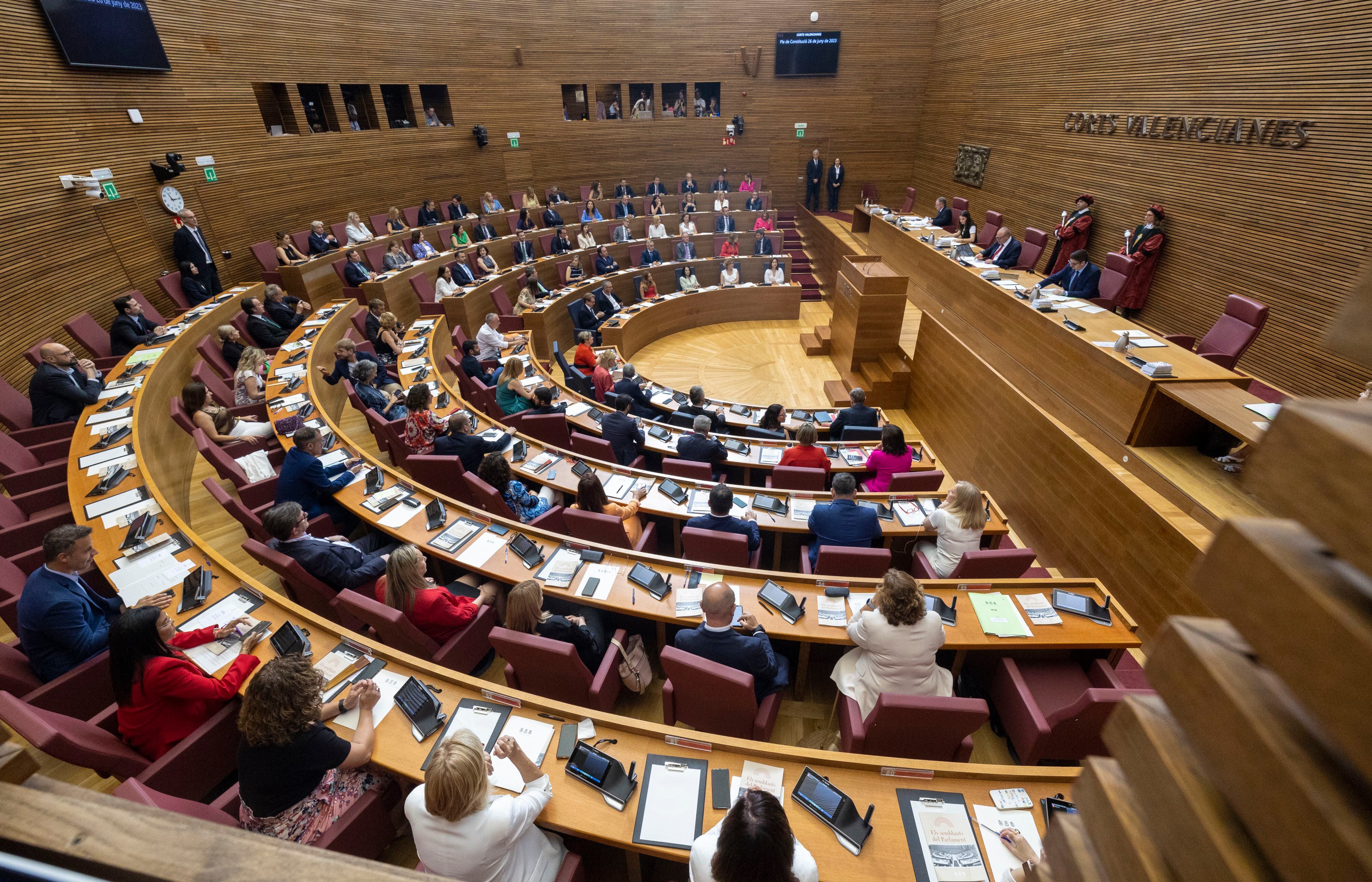 La sesión constitutiva de las Cortes valencianas ha arrancado con la formación de la Mesa de Edad.
