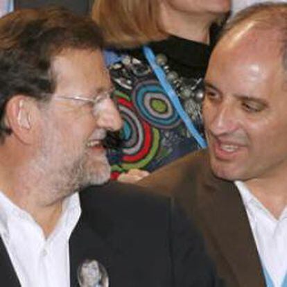 El líder del PP, Mariano Rajoy junto al presidente del PPCV, Francisco Camps, en la Convención del PP  en Barcelona.