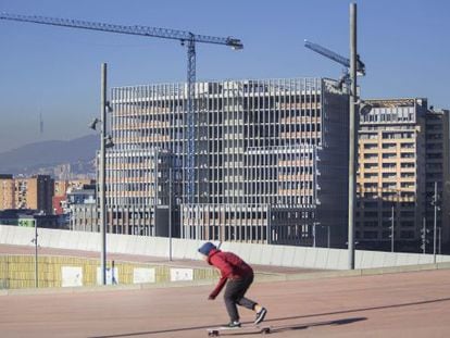 Un dels esquelets del futur campus, des de la zona del Fòrum.