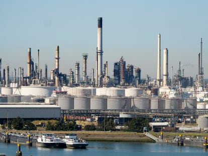 Enorme complejo de refinería de petróleo en el estuario del Maas, cerca de Rotterdam, Países Bajos.