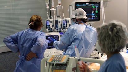 Sanitarios del Hospital Universitario Central de Asturias (HUCA), en Oviedo, atienden a un paciente grave afectado por covid-19. el 26 de febrero.
