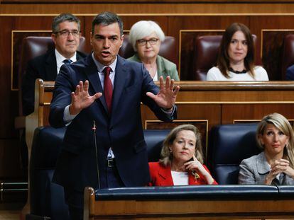 El presidente del gobierno, Pedro Sánchez (a la izquierda), junto a  la vicepresidenta primera, Nadia Calviño, y la ministra de Trabajo, Yolanda Díaz, durante la última sesión de control antes de la campaña de las elecciones del 28-M.