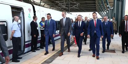 El rey Felipe VI, el presidente del Gobierno, Pedro Sánchez, y el presidente del Senado, Ander Gil, entre otras autoridades, a su llegada esta mañana a la estación de Burgos.