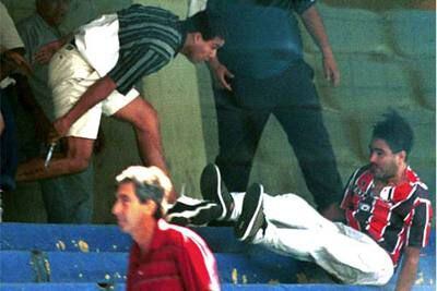 Un hincha, armado con un cuchillo, ataca a otro, caído, en la grada durante el partido Boca Juniors-Chacarita.