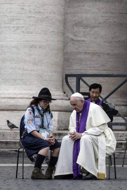 El Papa confesó el sábado a los fieles en la plaza de San Pedro.