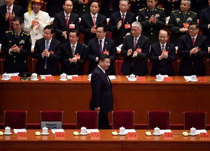 Los delegados aplauden la llegada del presidente chino, Xi Jinping (c), durante la ceremonia inaugural del XIX Congreso Nacional del Partido Comunista de China, el 18 de octubre de 2017.