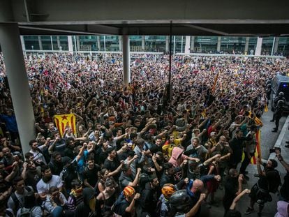 Miles de personas participan en el bloqueo del aeropuerto de El Prat (Barcelona), en 2019, convocado por Tsunami.