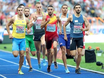 Saúl Ordóñez (en el centro), perseguido por la jauría en su serie de 800m.