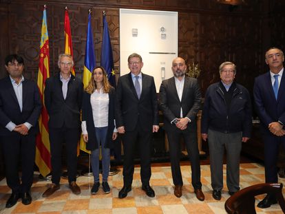 El presidente de la Generalitat valenciana, Ximo Puig, con la consejera de Agricultura, Isaura Navarro, y representantes de los regantes.