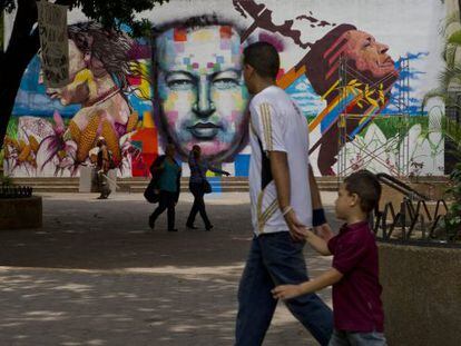 Un mural en tributo al fallecido presidente venezolano Hugo Chávez en una calle de Caracas.