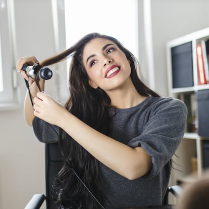 Una de las ventajas de este rizador es que se puede utilizar cómodamente sin ayuda de terceros. GETTY IMAGES.