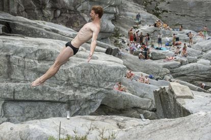 El saltador australiano Liam Atkins ejecuta su salto durante una sesión de entrenamiento del Campeonato Internacional de Clavados en Ponte Brolla (Suiza).