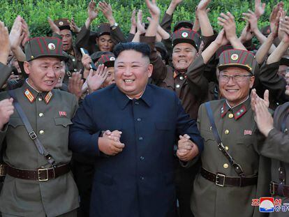 Kim Jong-un celebra el lanzamiento de misiles del pasado día 7.