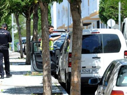 La policía investiga en el lugar del suceso en Marbella. 