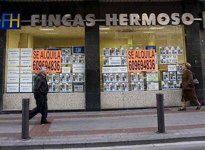 Una de las agencias inmobiliarias que ha cerrado sus puertas en Vitoria.