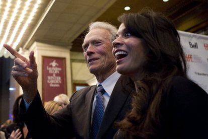 Clint Eastwood y su esposa, Dina, durante la promoción de la película <i>Hereafter</i><b> en Toronto.</b>