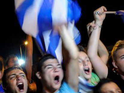 Aficionados griegos celebran la clasificaci&oacute;n de su selecci&oacute;n, frente al Parlamento, en Atenas.
